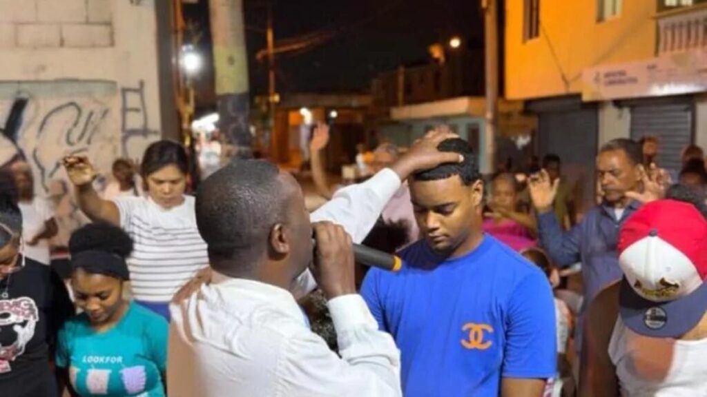 Joven resulta gravemente herido de un disparo en la cabeza durante protesta por apagones en SDE