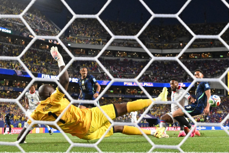 Brasil revive en el Mundial al golear 3-0 a Haití y eliminarlo