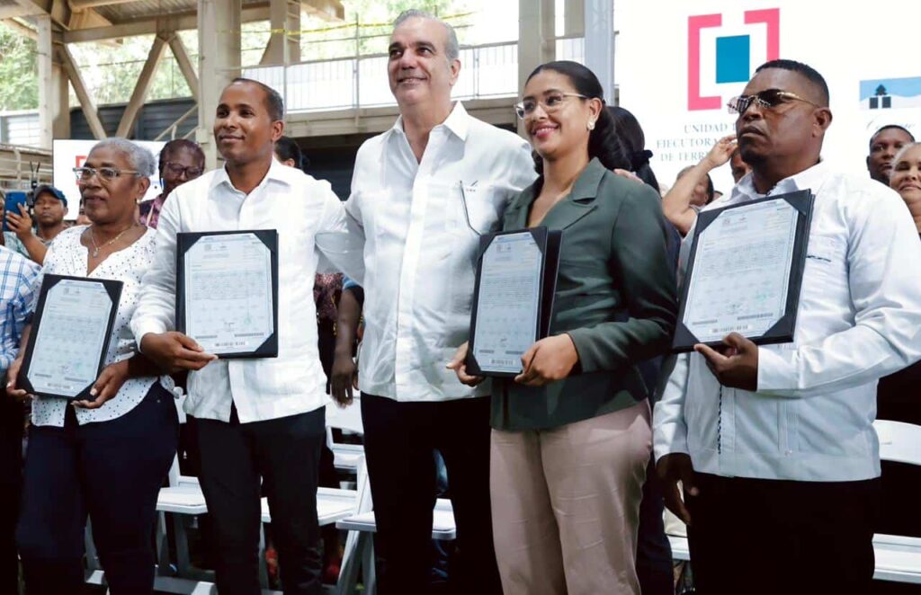 El Gobierno entrega 1,099 títulos de propiedad en Palmarejo